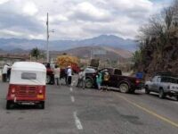 Pobladores de Asunción Tlacolulita bloquean la carretera federal 190