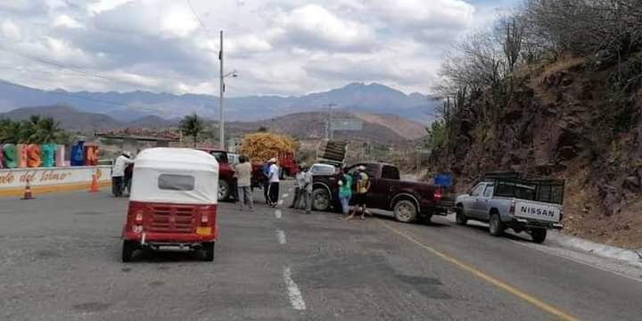 Pobladores de Asunción Tlacolulita bloquean la carretera federal 190
