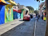 Juegos mecánicos sobre la calle de Independencia por la fiesta de la virgen de la Soledad