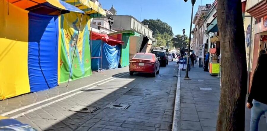 Juegos mecánicos sobre la calle de Independencia por la fiesta de la virgen de la Soledad