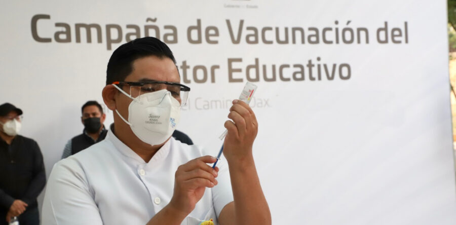 Se aplicará dosis de refuerzo contra COVID-19 a personal educativo el 12, 13 y 14 de enero: IEEPO