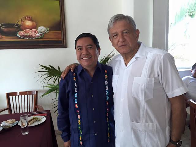 Vinculan a proceso al exrector de la UABJO Eduardo Martínez Helmes; podría continuar su proceso en prisión