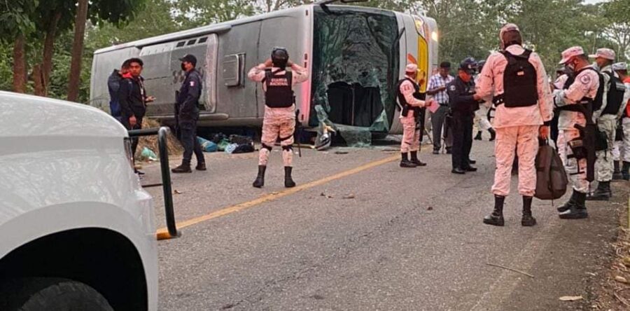 Fuerte accidente entre un AU y una Urvan de pasaje en Tuxtepec