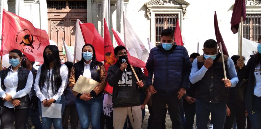 Organizaciones sociales encabezados por el FPR se manifiestan a favor de la UABJO