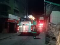 Incendio en tienda de telas en la Central de Abasto deja daños materiales