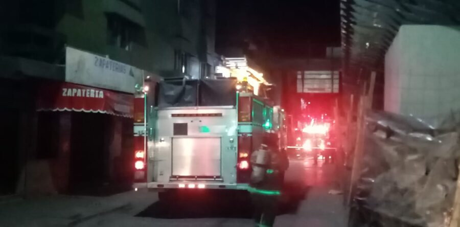 Incendio en tienda de telas en la Central de Abasto deja daños materiales