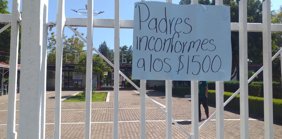 Protestan por la cuota de inscripción en el CBTis 26