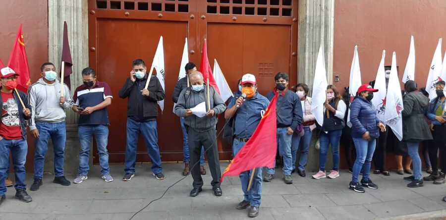 Organizaciones sociales protestaron en la Casa Oficial del Gobierno del Estado