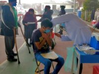 Acuden jóvenes oaxaqueños a vacunarse contra el Covid-19