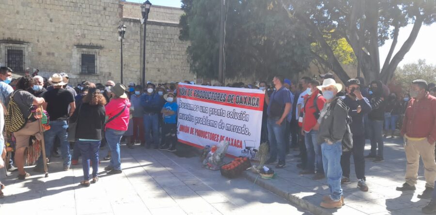 Tomateros le piden a Neri un espacio digno para que puedan vender sus productos