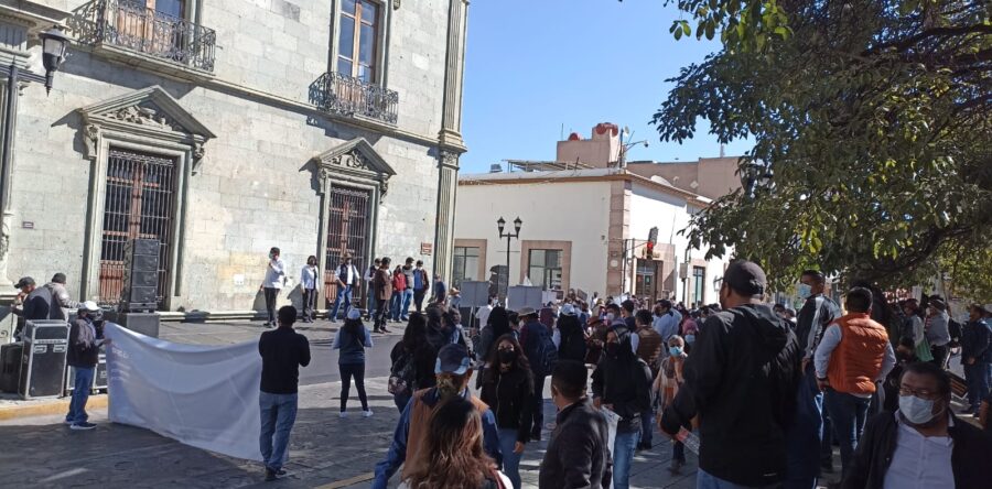 Marcha la comunidad universitaria de la UABJO en apoyo de Eduardo Martínez Helmes
