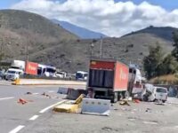 Normalistas de Ayotzinapa se enfrentan a GN en Autopista del Sol; les impiden tomar caseta