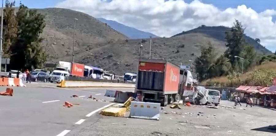 Normalistas de Ayotzinapa se enfrentan a GN en Autopista del Sol; les impiden tomar caseta