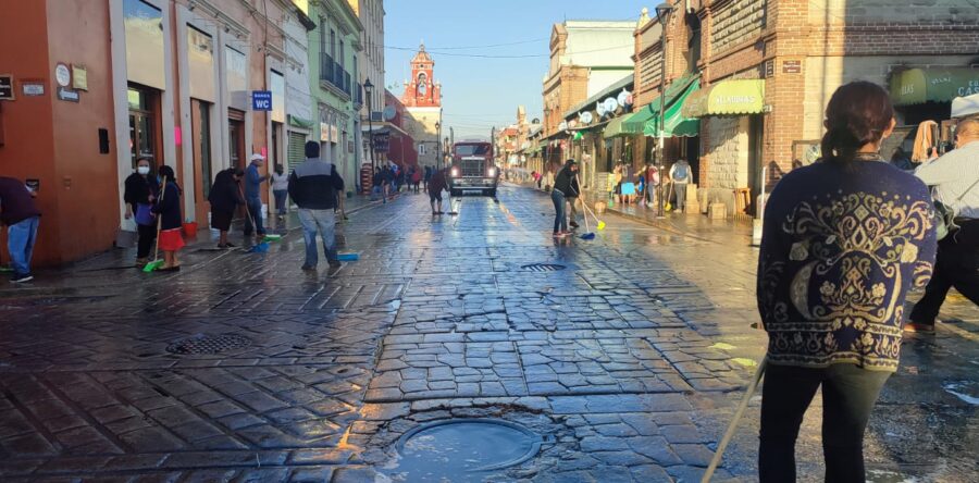 Comercio informal realizó la limpieza de calles del Centro Histórico
