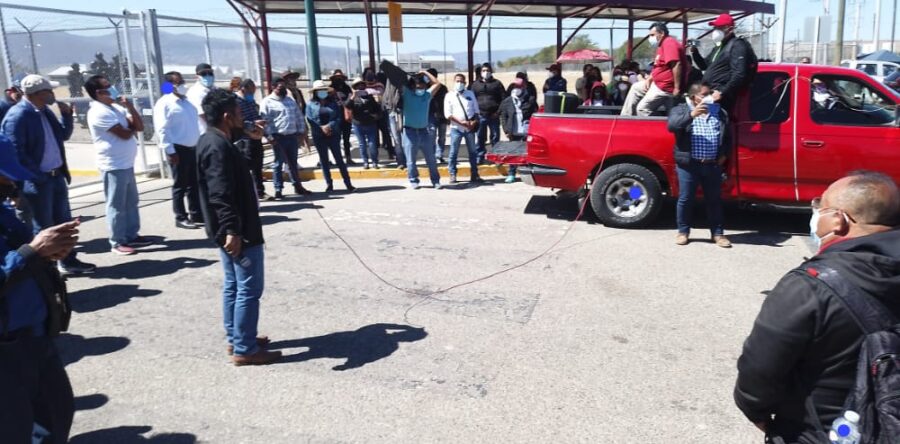Protestan maestros de la S-22 en el Cereso de Miahuatlán