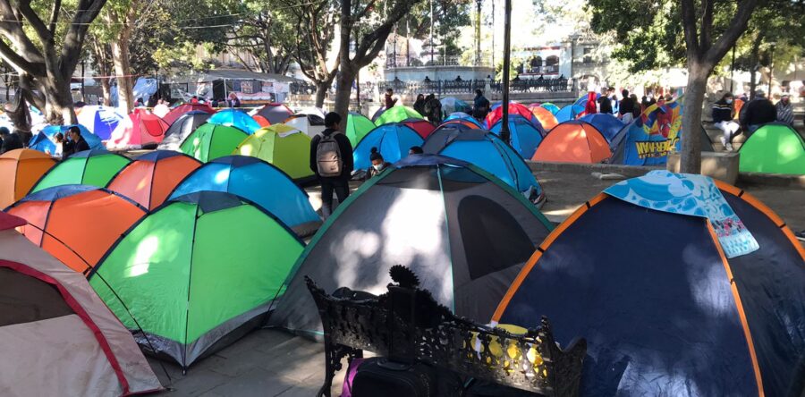 Continúa el plantón de normalistas en el Zócalo de la ciudad de Oaxaca