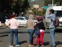 Egresados normalistas realizan bloqueos en la capital del estado