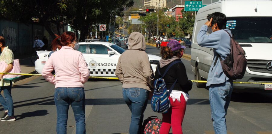 Egresados normalistas realizan bloqueos en la capital del estado