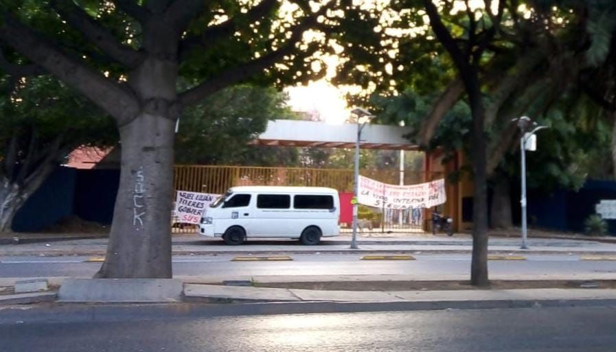 Fracción de Julio Mora del STEUABJO protesta en CU