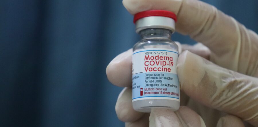 Pactan comercialización de vacuna de Moderna contra Covid-19 en México