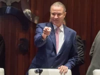 Ratifican en comisiones a Quirino Ordaz como embajador; PRI le avisa que lo expulsará