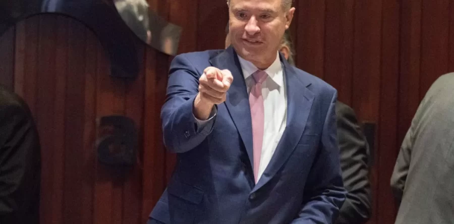 Ratifican en comisiones a Quirino Ordaz como embajador; PRI le avisa que lo expulsará