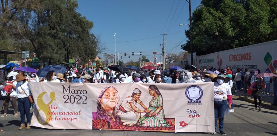 Marchan organizaciones sociales y la S-22 en Oaxaca, para exigir igualdad de condiciones
