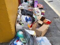 Sin importar las afectaciones, las personas sacan su basura a la vía pública