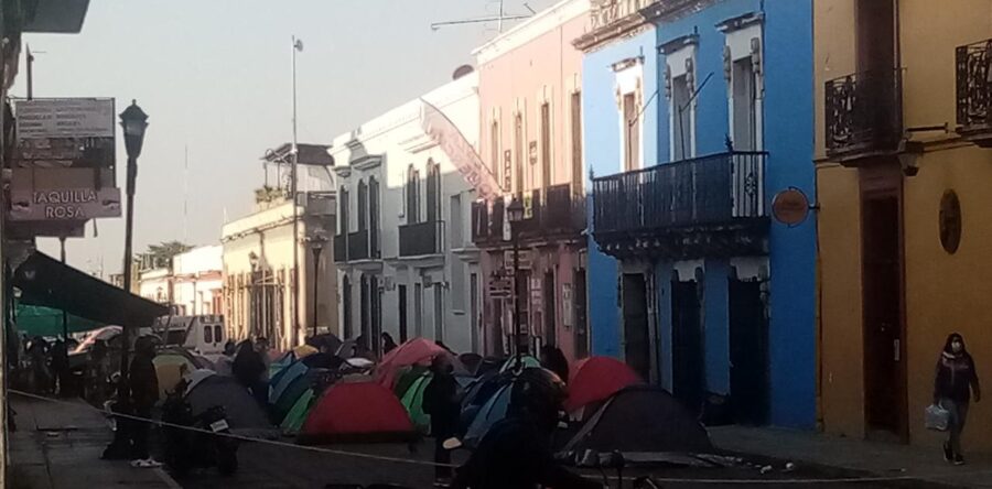 De manera violenta, egresados normalistas buscan plazas de docentes