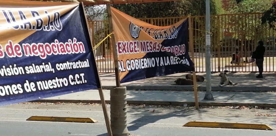 Una fracción del STEUABJO realiza paro de labores en la Máxima Casa de Estudios