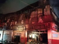 En coordinación, sofocan incendio en bodega de llantas sobre Símbolos Patrios: CEPCO