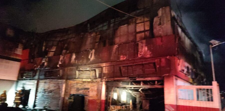 En coordinación, sofocan incendio en bodega de llantas sobre Símbolos Patrios: CEPCO