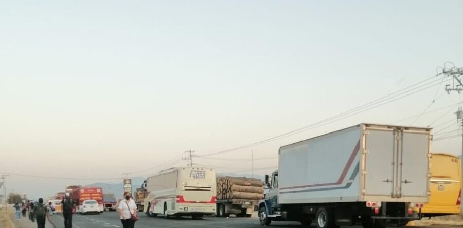 Padres de familia de la escuela primaria Dainzú, reactivaron el bloqueo carretero en Tlacolula