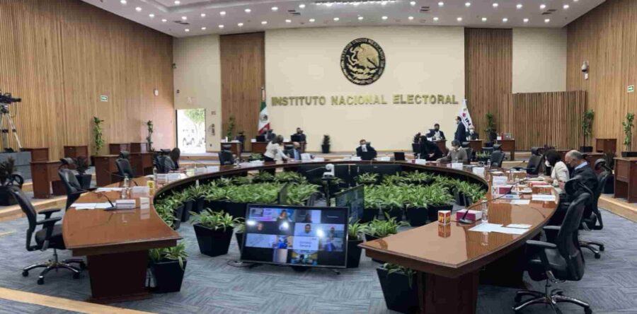 INE nunca quiso la consulta; Córdova y Murayama, como Bartlett en 1988: Carlos Ramírez