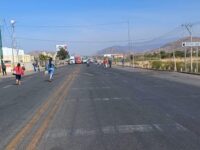 Caos vial y molestia genera bloqueo en Dainzú sobre la carretera federal 190