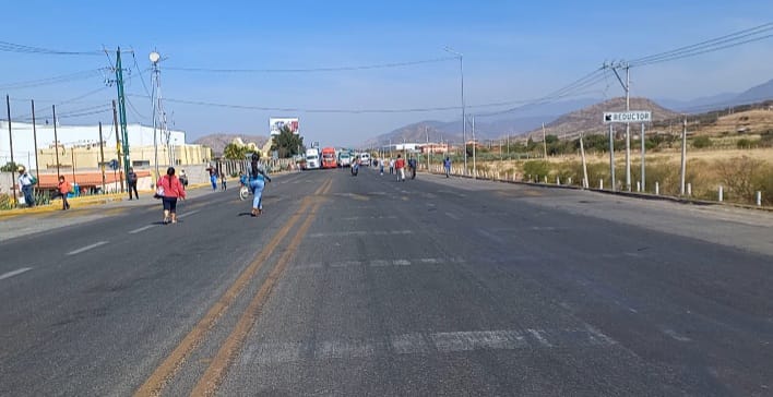 Caos vial y molestia genera bloqueo en Dainzú sobre la carretera federal 190