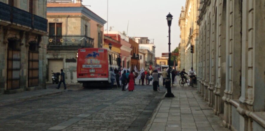 Con sus protestas el COOA genera un gran caos en el Centro Histórico