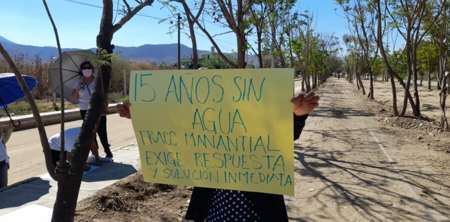 Vecinos del Fraccionamiento “El Manantial” piden la conexión del agua potable y la reparación del drenaje en este lugar