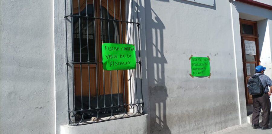 Protestan trabajadores de la FGEO, exigen la renuncia de dos funcionarios de la dependencia