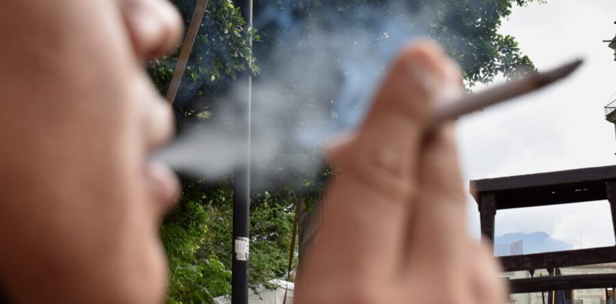 Fumar está relacionado con más de 12 tipos de cáncer: SSO