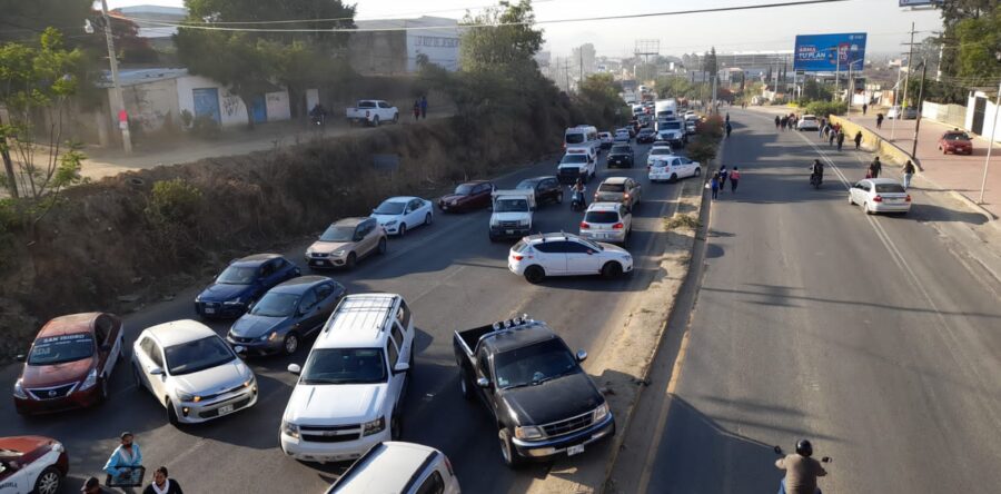 Transportistas de la CATEM, realizan bloqueos en la ciudad de Oaxaca