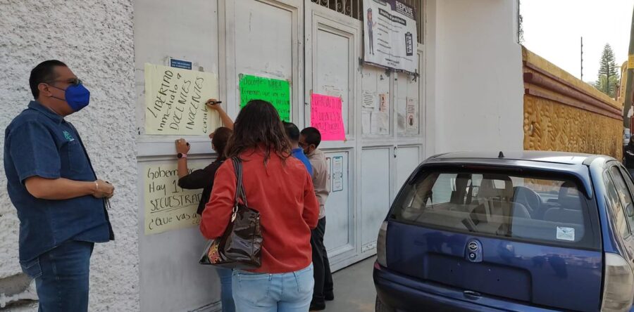 Protestan trabajadores del CONALEP para exigir la liberación inmediata de sus compañeros retenidos en La Mixtequita