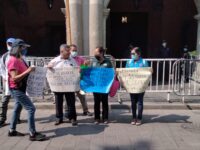 Trabajadores del Conalep continúan protestando, para exigir la liberación de sus compañeros retenidos