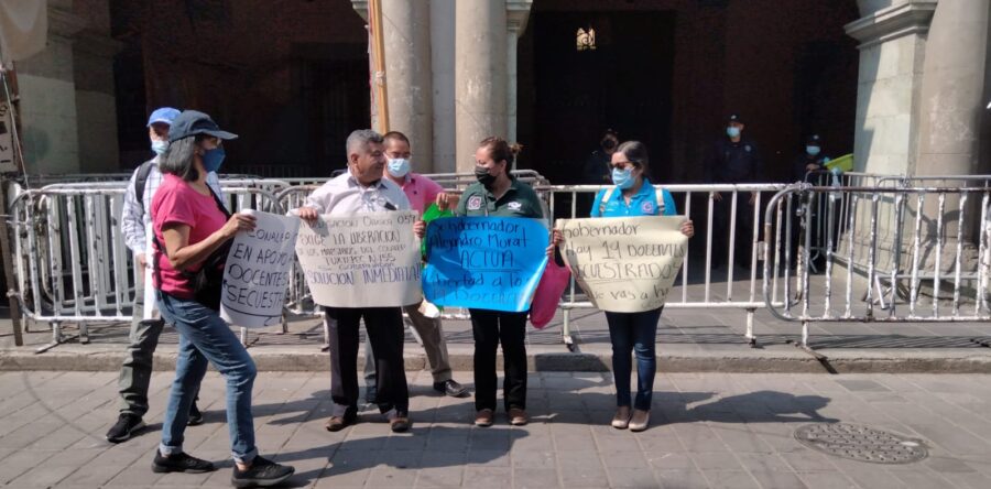 Trabajadores del Conalep continúan protestando, para exigir la liberación de sus compañeros retenidos