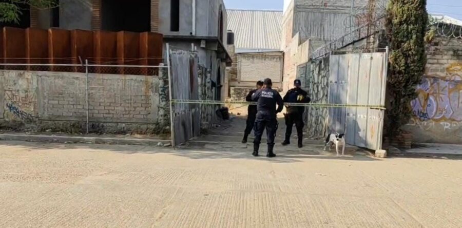 Hallan sin vida a velador de una obra en San Martín Mexicapam