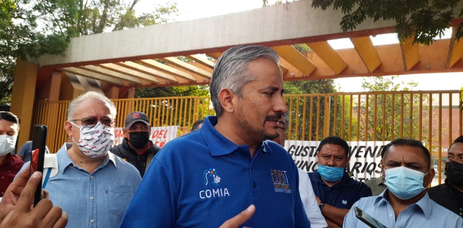 De manera presencial el Rector de la UABJO atiende al grupo inconforme del Steuabjo