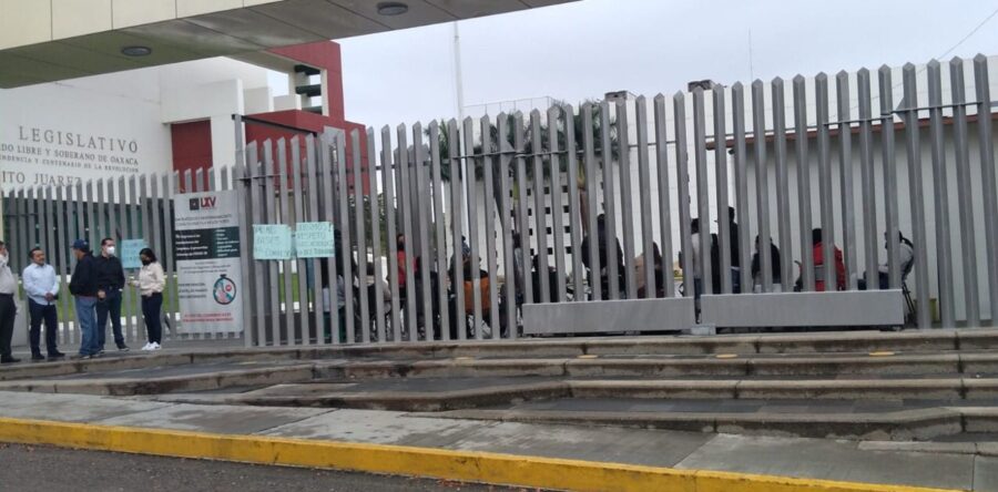 Basificados del Congreso de Oaxaca protestan en este lugar