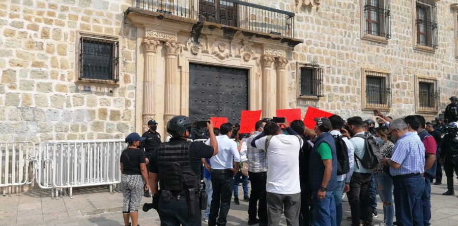 Vecinos de la agencia de Montoya protestan en los accesos al Palacio Municipal de Oaxaca de Juárez