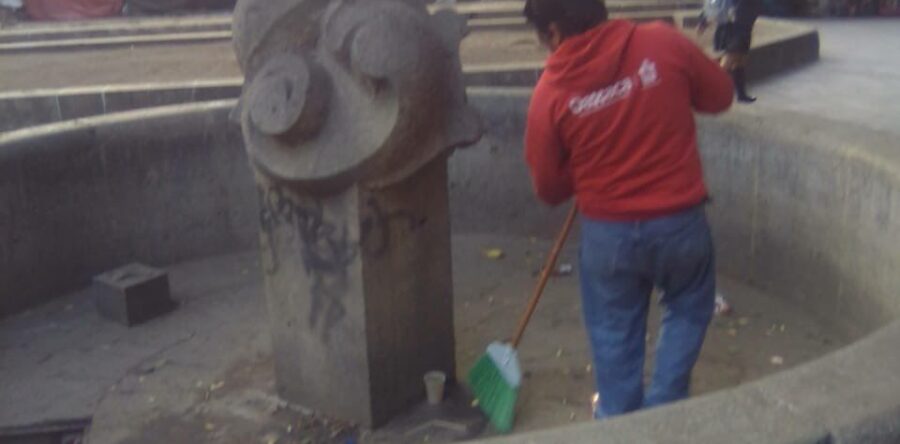 Ayuntamiento de Oaxaca de Juárez realiza la limpieza de una fuente en el zócalo de la ciudad