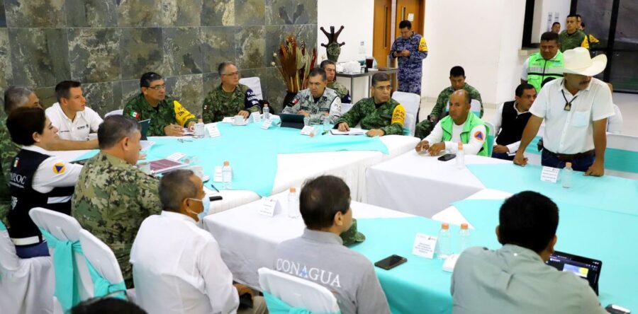 Tras recorrer comunidades afectadas, encabezan AMH y Gral. Luis Cresencio Sandoval sesión permanente del Consejo Estatal de Protección Civil